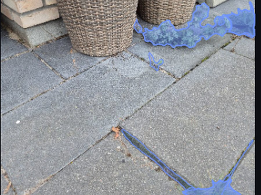 Billede fra en kørsel, hvor ukrudtet i fugerne er markeret med blåt